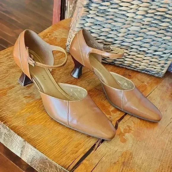 Mary Jane 90's Leather Heels sz 6.5 Tan - Picture 1 of 16